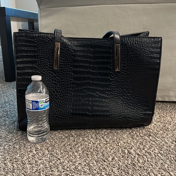 Black snakseskin tote bag with USB port - Picture 7 of 8